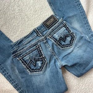 Miss me jeans  - Miss me jeans me så fin passform, väldigt lågmidjade. I modellen sunny boot. Storlek 26/xs/34. Innerbenslängd:76 midjemått:34 (x2) + stretch. Vill du köpa trycker du på köp nu, jag postar inom 24h