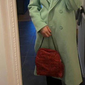 stella mccartney liknande väska❤️‍🔥 - Säljer denna stella mccartney liknande väskan. Jag köpte den på plick och förra ägaren frakte med läppglans utan lock i ena fickan som nu gjort den är lite missfärgad i den lilla innerfickan i väskan annars inget fel på väskan. Så härlig färg❤️