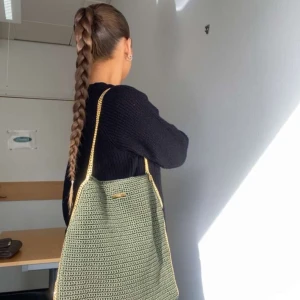 Virkade väskor - Säljer dessa störa virkade väskor Som jag själv virkat,kedjan är i rostfritt stål och väskan är rymlig där en skollaptop och mer får plats ,pris går att diskutera vid snabbaffär 