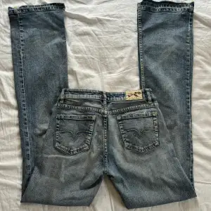 Vintage lågmidjade jeans med coola bakfickor och sömmar. Bootcut/straight i benen! Väldigt true religion liknande.  W26