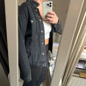 Jeans jacka  - Svart jeansjacka i fint skick. Stora innerfickor. Köparen står för frakten 🎀