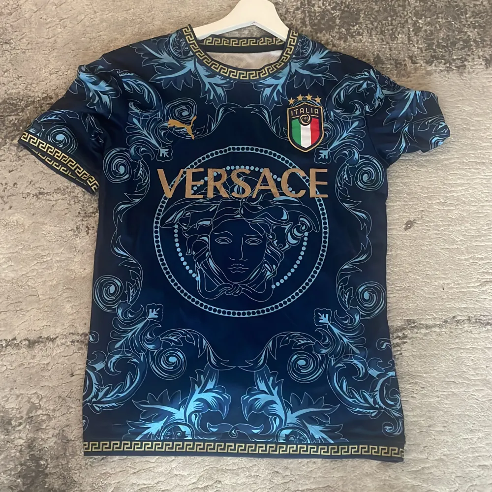 Italia Versace tröja storlek m. T-shirts.