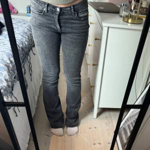 Jättefina grå lågmidjade bootcut jeans från Gina💗