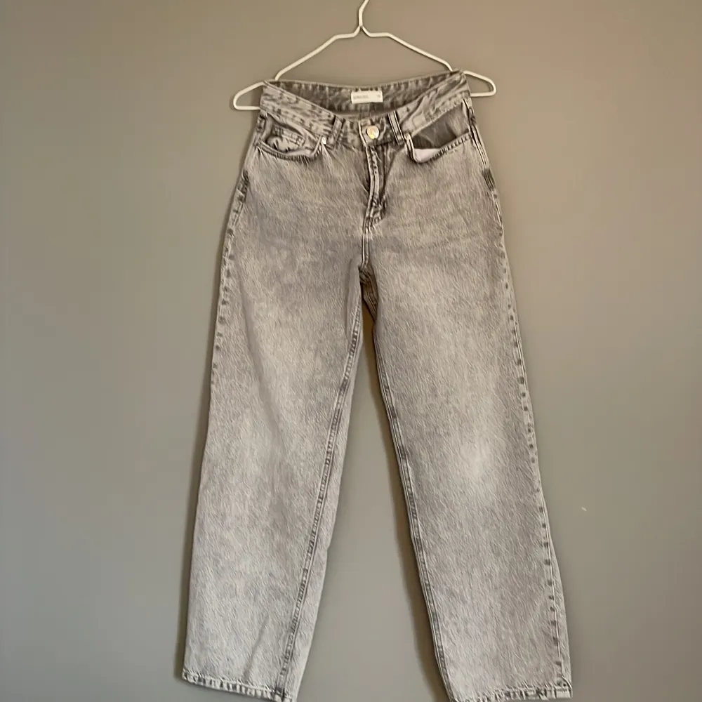 Storlek 32,  ny skick har inte använt dom så mycket, från Gina Tricot, i passform baggy . Jeans & Byxor.