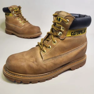 Caterpillar Kängor Storlek 38 Wide Boots Skor - 14 dagars ångerrätt! Skick: De har slitage längs fram och skosnörenas toppar är slitna (bild 2) men annars är skorna i bra skick. Ingen dålig lukt. Hör av dig om du har några frågor! Tack för att du tittade!