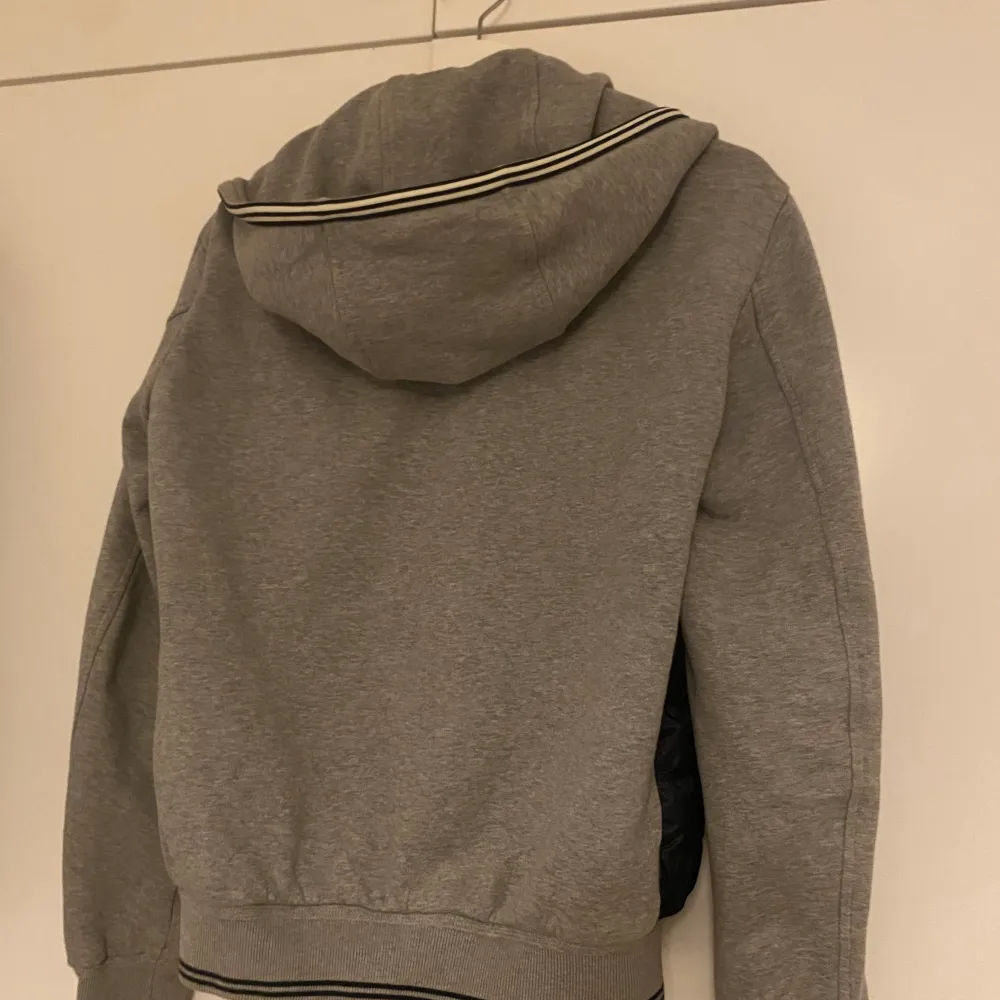 Snygg moncler cardigan i fint skick! Perfekt nu till våren och sommaren. Köpt från leverantör, legitcheckad av garmsmarket! Storleken är S men passar normalt Xs. Jackor.