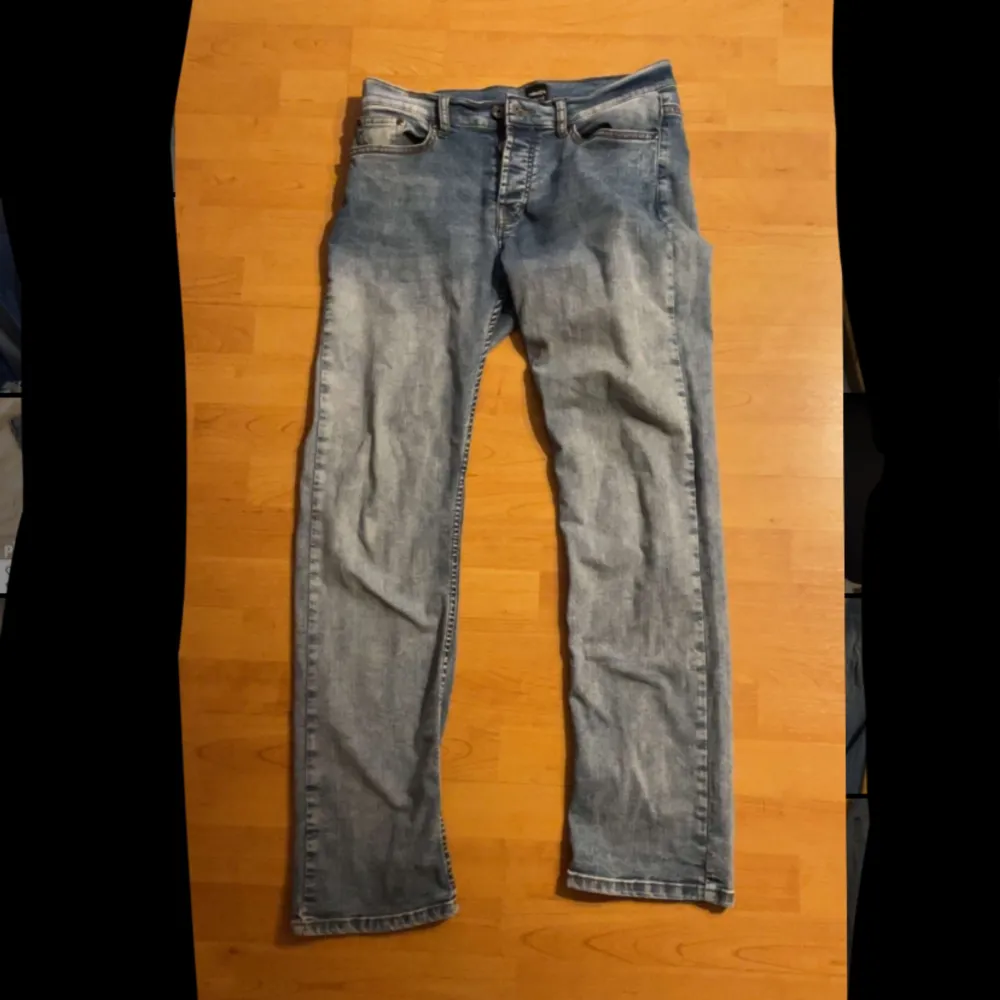 Ett par as feta monten jeans i storlek 30/32. Skit snygg blå färg, inga defekter.. Jeans & Byxor.