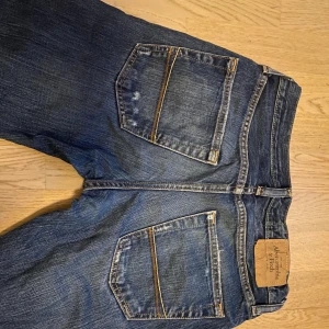 Midwaist/low waist jeans - Supersnygga jeans som tyvärr inte passar mig. Midjemåttet är 37cm rakt över och innerbenslängden är 77cm💗 Ganska slitna nere vid byxkanten. Priset går att diskutera! Skriv för fler bilder eller mått!