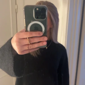 Svart stickadtröja - Jätte fin stickad tröja som sitter perfekt men säljer för jag har en till exakt likadan. Helt slutsåld på ginas hemsida💞 endast en liten defekt (andra bilden) men väldigt lätt att sy! Skriv privat för fler bilder!