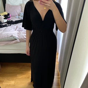Lång klänning  - Svart lång klänning. Storlek S. Mycket stretch i den så passar både XS och M också. 200 kr.