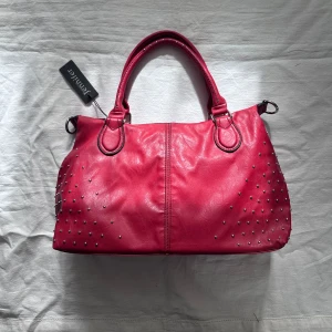 Väska  - Helt ny röd väska 