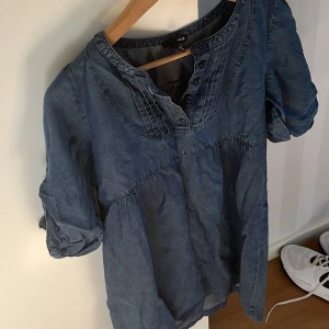 jeansklänning - jeansklänning från hm i storlek 36, toppskick utan några defekter💕