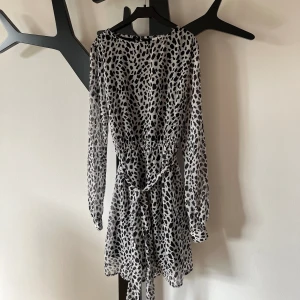 Klänning  - Klänning från NA-KD i storlek 32. 