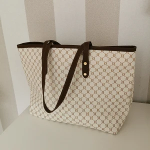 Väska - Helt ny. Köpt för 295 :-