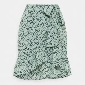 grön somrig kjol från only, aldrig använd så i supebra skick💕 nypris 279 kr mitt pris 49 kr