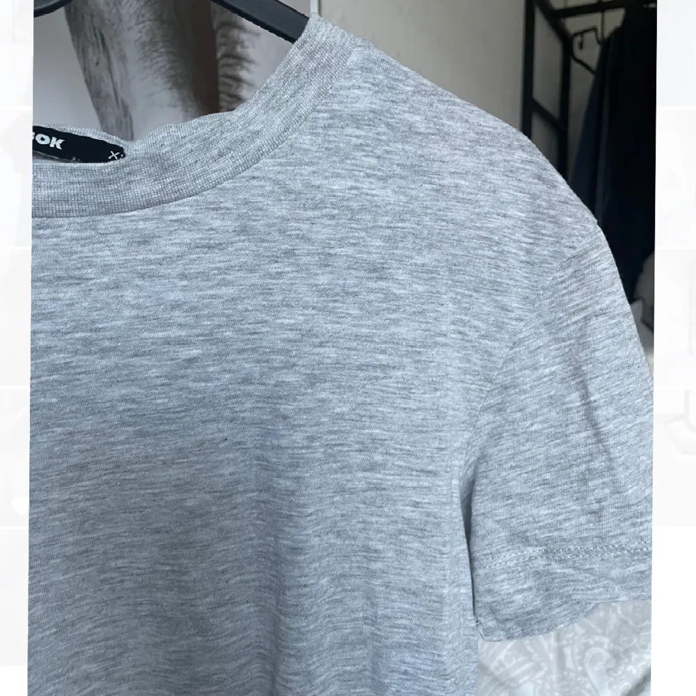 Jag säljer denna gråa t-shirt som är i ny skick🫶🏻. T-shirts.