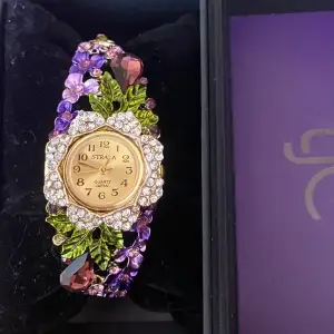 Säljer denna fantastiska klocka med superfin utsmyckning!💓 I nyskick!