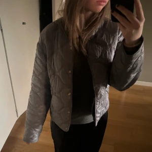 Mango jacka  - Säljer denna gråa fina jacka som passar jättebra nu till våren💕