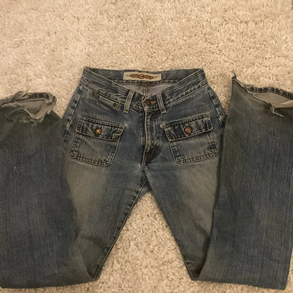 Jättesnygga bootcut jeans köpta på second hand som tyvärr inte kommer till så mycket användning längre💗💗strl står inte men passar perfekt för mig som är 162!. Jeans & Byxor.