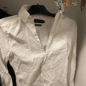 Vit skjorta från Riley  - Riktigt snygg skjorta från Riley, köpt för 799 säljes nu för 350.