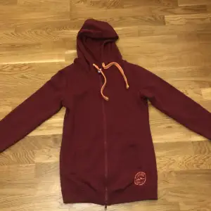 En lite längre hoodie som knappt är använd i storlek 32/34