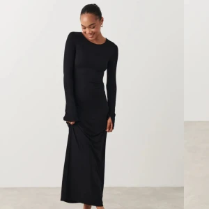 soft touch jersey maxi dress - Använd vitt ett tillfälle. Lång klänning med lång ärm, liten slits i ärmslutet. Super skönt material!