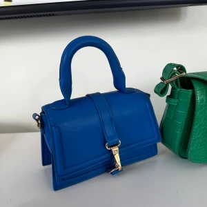 Väska  - Miniväska från hm. Använd en gång.  