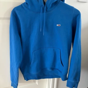 Tommy hilfiger - Tröja i storlek XS i bra skick! Använd ett fåtal gånger och säljs pga att den är för liten 