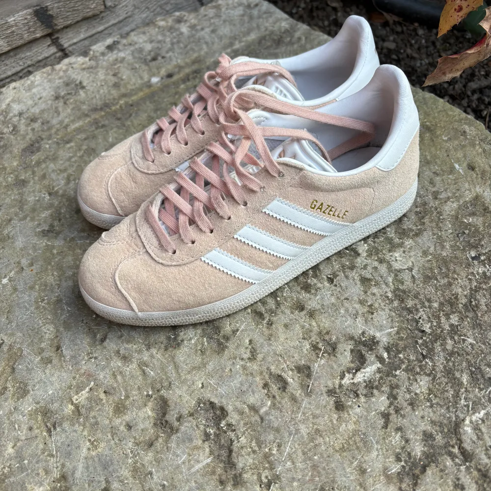 Säljer mina rosa adidas gazelle sneakers. Storlek 36. Använda ett fåtal gånger så i mycket fint skick. 500 kr. Skor.