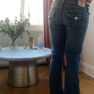 True religion jeans - True religion byxor i skit bra skick. Säljer pga att jag inte använder längre. 37 cm tvärsöver och 80 cm innerbenslängd❤️