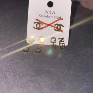 Örhängen  - Säljer dior och Chanel örhängen, par för 100kr, rostfritt och nickelfria, äslakr de väldigt mycket 
