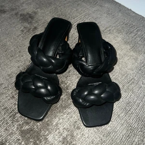 Sandaler/klackar - Säljer dessa superfina flätade sandaler/klackar då de tyvärr är för små och därav också oanvända! Storlek 37 och klackhöjd på ca 4-5 cm. Superfina till sommaren eller studenten🥰