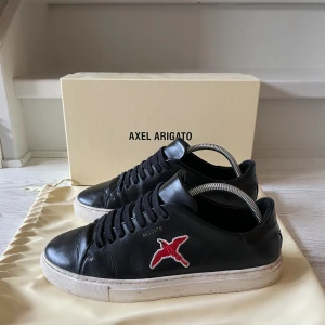 Axel Arigato fly bird skor - Säljer att par Axel Arigato skor, då de har blivit för små. Storlek Uk 8 vilket motsvarar storlek 42 (innermått 27 cm) Sulan någon fläck, i övrigt fint skick. Finns i Sthlm. 
