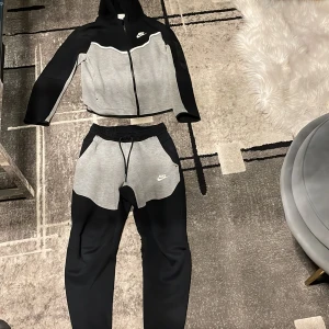 nike tech set  - nästan oanvändt sett Köptes för 2200kr. säljer för gillar inte den klädstilen.