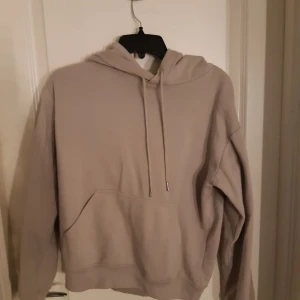 Beige hoodie  - Fin beige hoodie ifrån hm. Använd men i bra skick. Storlek xs men skulle nog säga att mer är som en s.Säljer då jag inte använder längre. 