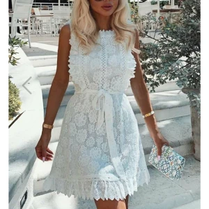 Studentklänning - Säljer min studentklänning. Den är endast använd på min student men är jättefint skick!💓💓