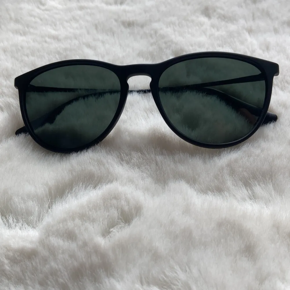 Säljer ett par barn/kids svarta solglasögon från Rayban som är jättefina och bra kvalite. Sparsamt andvända med inga skador och är perfekta till sommaren 😊Priset kan diskuteras och påsen ingår. Riktiga Rayban 👍🏻. Accessoarer.