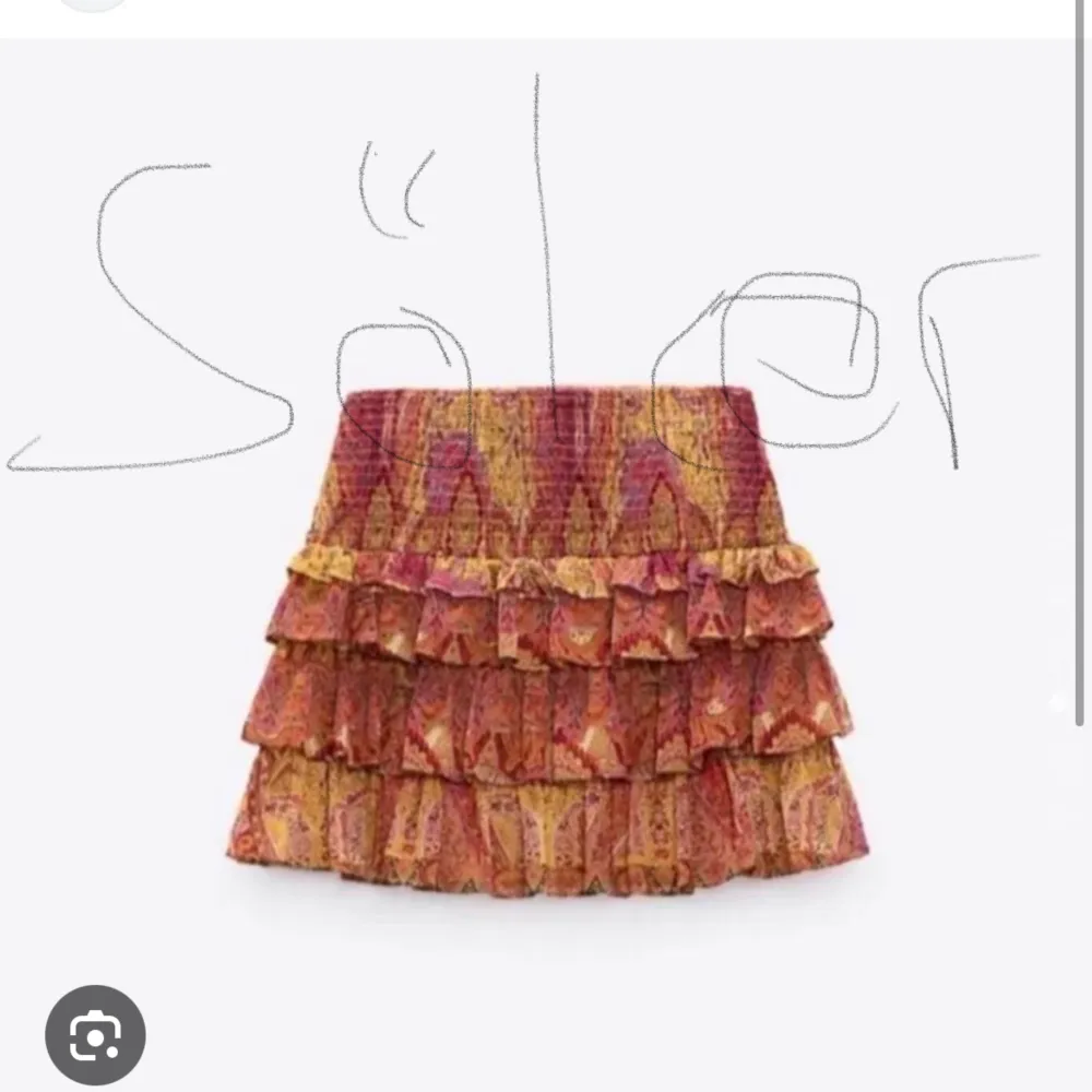 Söker denna kjol från zara💗hör av er om ni kan tänka er att sälja. Pris kan diskuteras. . Kjolar.