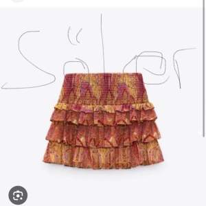 Söker denna kjol från zara💗hör av er om ni kan tänka er att sälja. Pris kan diskuteras. 