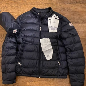 Moncler jacka  - Hej, säljer denna Moncler jackan åt min kompis, den är i 10/10 skick använd 5 gånger. Den har inga direkt defekter! Inga skador eller bevis på användning! Allt og tillkommer, så skriv till mig vid intresse av äktenskapsbevis osv,(fraktas inom 24h)✅