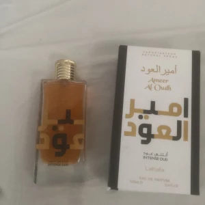 ameer Al Oudh Intense Oud lattafa  - väldigt rökig och krämig doft perfekt mot det kallare vädret. Skulle säga att den har runt 85 ml kvar och håller runt 8 timmar på huden. Parfymen är unisex men skulle säga att den är mer maskulin. kan tänka mig gå ner i pris vid snabb köp.