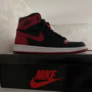 Äkta jordan 1 patent bred bra kvalite använt bara 2 gånger har inte kvittot och kan bara mötas upp 