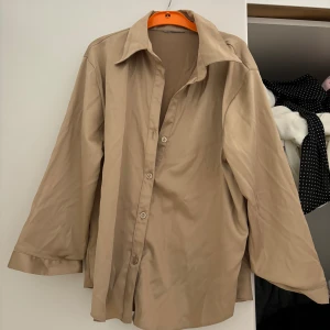 Bjus - Superfin blus med trekvartsärm, färgen är lite beige”skimmrig” typ. Är från hm tror jag och strlk s/m