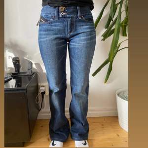 Skjut snygga diesel low waist jeans i storlek 26! Har inga defekter alls 💞innerbenslängd 75cm och ytterbenslängd är 93 