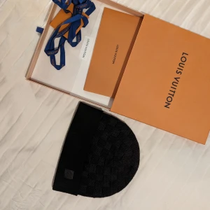 Louis Vuitton mössa LV - LV mössa som ny endast använd 5 gånger som max säljes då jag inte tycker jag passar i mössa. Finns kvitto och ordinarie förpackning. One size Ny pris 4000kr