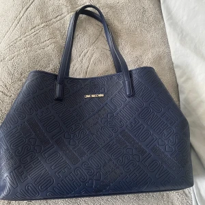 Moschino  - Super söt väska, kan används som Axel & hand väska, köpt på Zalando för 1,5-2 år sen och använd 2-3 gånger Köpt för 2300❤️ kan skicka fler bilder privat! 