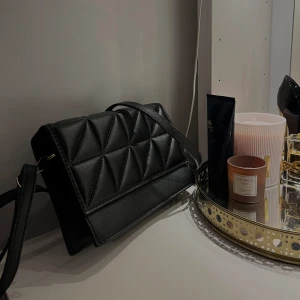 Svart väska - Svart väska i nytt skick! Inte kommit till användning alls