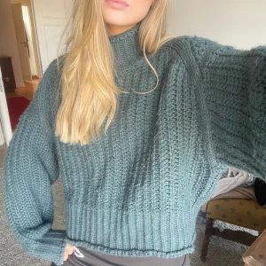 snygg stickad tröja💚 - Supersnygg stickad tröja, knappt använd❣️Väldigt skön i tyget och perfekt i passform❤️‍🔥