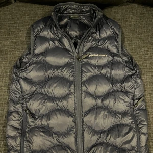 Peak performance väst - Hej jag säljer min peak performance väst då den är för liten för mig. Den har hängt upphängt på en krock i ungefär 1-2 år.  Skick:9,5/10