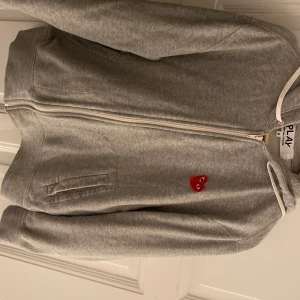 Grå CDG hoodie  - Skicka 10/10, använd ett fåtal gånger. Anledningen till att jag säljer den är att den var för liten. Självfallet äkta, priser är inte huggit i sten men nypris är runt 2500. Är öppen för eventuella byten.